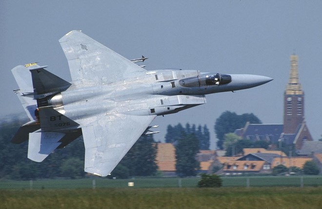 Không chỉ hoạt động được trong mọi điều kiện thời tiết, F-15 còn có khả năng bay siêu tốc.